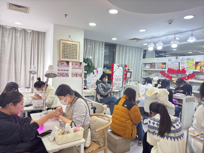 北京海淀某美甲店被顾客挤得满满当当。