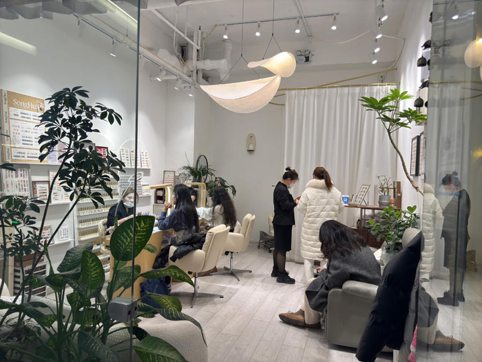 位于北京三里屯商圈的美甲店内同样热闹。
