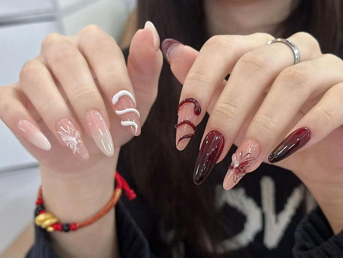 今年春节，搭配小蛇、醒狮、烟花等元素的红色系美甲大受欢迎。