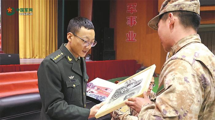 联教共建活动中，岗巴营某连孙指导员（左）与“红三连”战士互赠画作。吴昊松摄