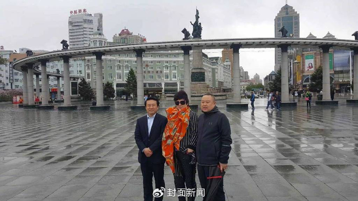 陈枰和呼和巴特尔在哈尔滨采访案件主办人员，左为呼和巴特尔，中为陈枰，右为许建国/图源受访者