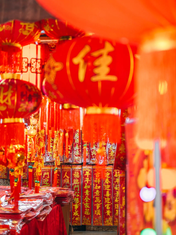 △福字贴起来，春联挂起来，武汉家家户户的年味也日渐浓厚。