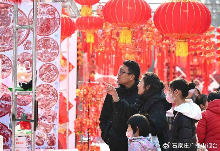 1月23日，市民在石家庄市长安区一家年货集市选购新年饰品。新华社发（陈其保摄）