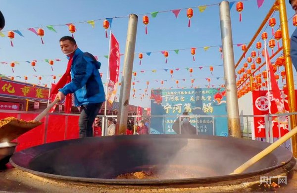     用“宁河第一锅”制作非遗美食肉焖米饭（央广网记者 褚夫晴 摄）