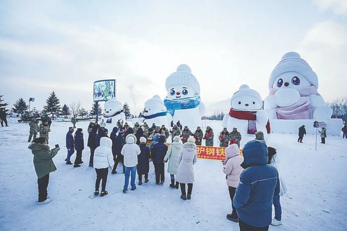 金林区征兵办工作人员在“网红雪人”景区开展征兵宣传。张力文摄
