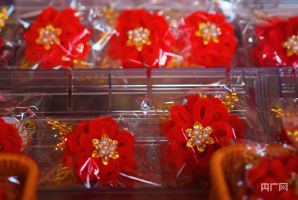     巧手妈妈团手工制作的绒花（央广网发 实习记者李骏宇 摄）