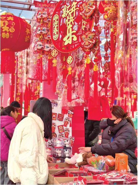 1月17日，在西安市新城区一处新春年货会上，市民在挑选装饰品。 记者 陶玉琼摄