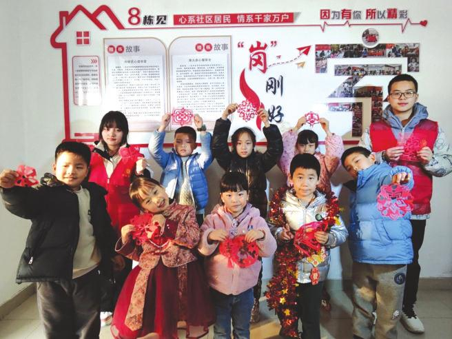 地矿家园8栋举办剪纸活动，装扮楼栋迎新春。徐明蕾/摄