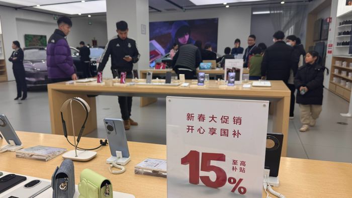 某手机品牌门店内消费者参与“国补”政策选购新机。（央广网记者牛谷月/摄）