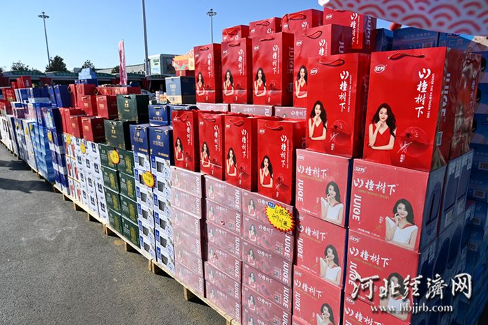 石农批内各种年货品类齐全。 河北经济日报实习生 刘翼飞 摄