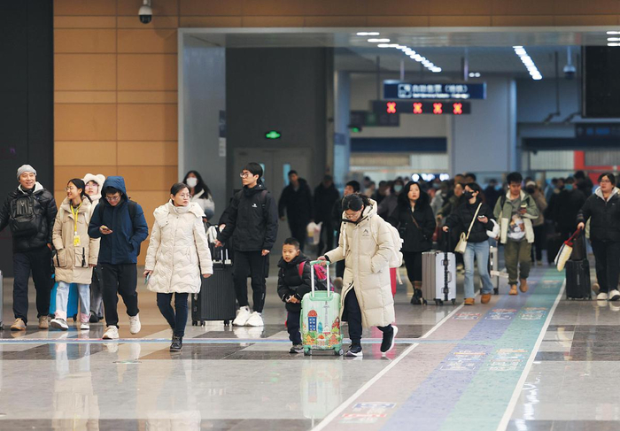 1月23日，北京丰台站，从地铁出站的旅客正步行进入火车站。 摄影/新京报记者 王贵彬