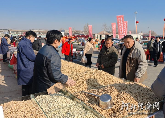 各种干果、炒货散发着诱人香气。 河北经济日报实习生 刘翼飞 摄