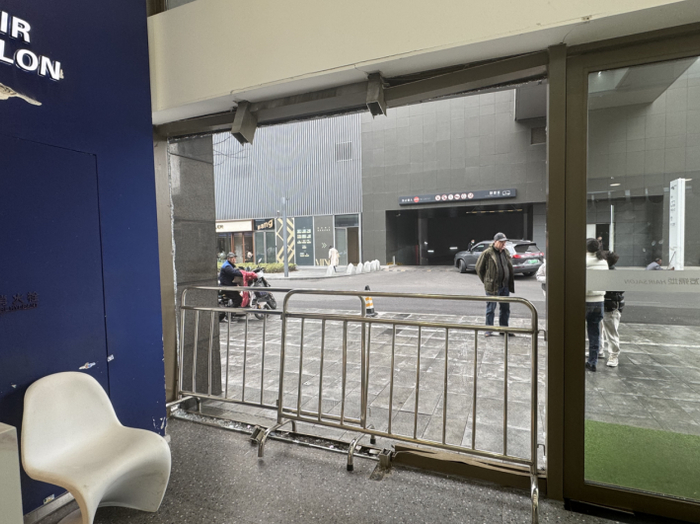 　被撞位置正对万象城停车场北出口。