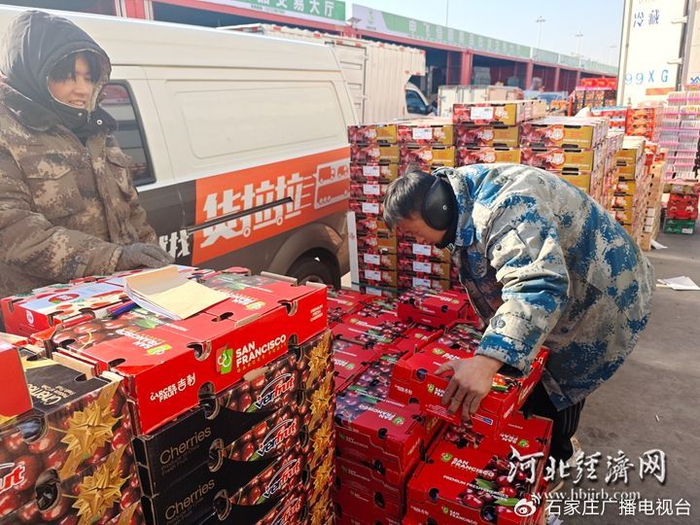 批发大户购买了上百箱车厘子。 河北经济日报实习生 刘翼飞 摄