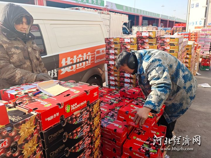 批发大户购买了上百箱车厘子。 河北经济日报实习生 刘翼飞 摄