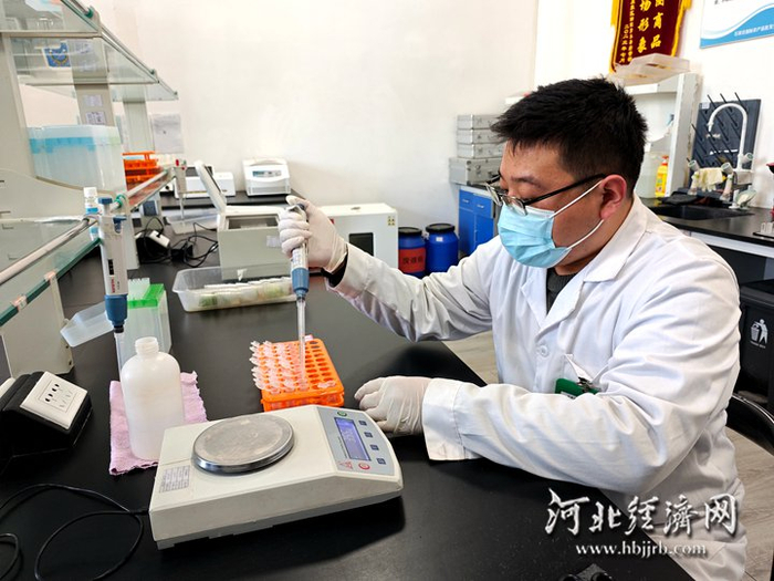 检测中心工作人员对抽样品进行检测。 河北经济日报 实习生 刘翼飞 摄