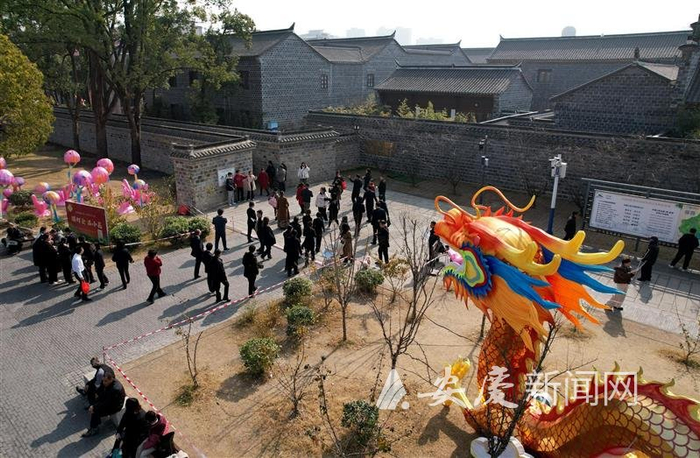 　　1月22日，游客走进桐城六尺巷感受年味。 全媒体记者 江胜 通讯员 杜瑞 摄