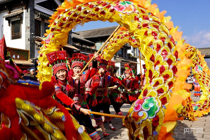 活动现场的舞龙表演（央广网实习记者  冯宜  摄）