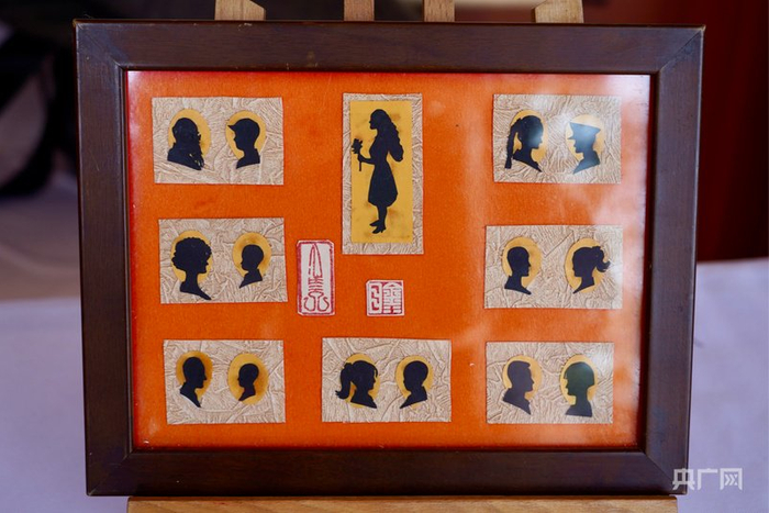 云南非遗大集展区的剪纸（央广网实习记者  冯宜  摄）