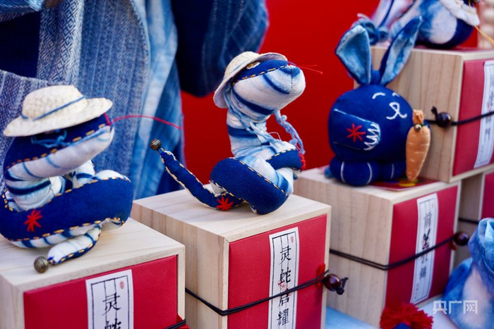 云南非遗大集展区白族扎染技艺制作的“灵蛇”玩偶（央广网实习记者  冯宜  摄）