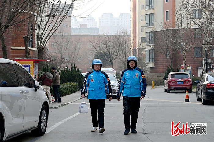 1月20日，饿了么外卖小哥尹维维在为客户送餐的路上。 河北日报记者 焦磊摄