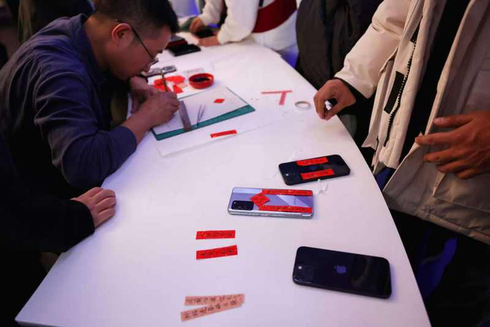 金蛇献瑞——乙巳蛇年春节非遗暨民俗摄影联展，嘉宾为读者书写手机春联。新京报记者 浦峰 摄