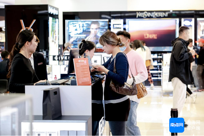 cdf海口日月广场免税店。cdf海口日月广场免税店供图