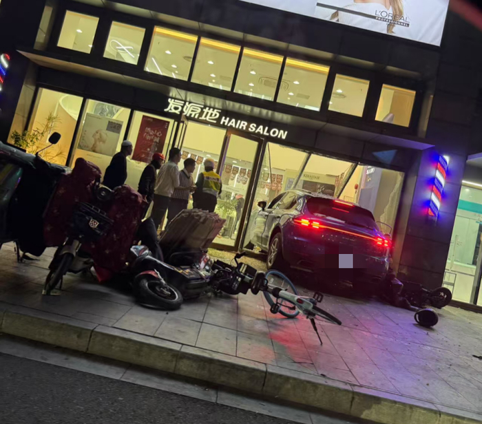 　车辆冲入美发店，报料网友提供。本文照片除标注外均由仇龙杰摄。