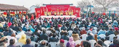 歌伴舞表演拉开“村晚”序幕。赵 波摄（人民视觉）