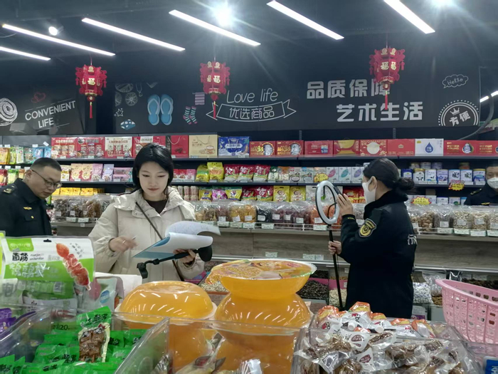 采样人员在记录采样品种名称。李建/摄