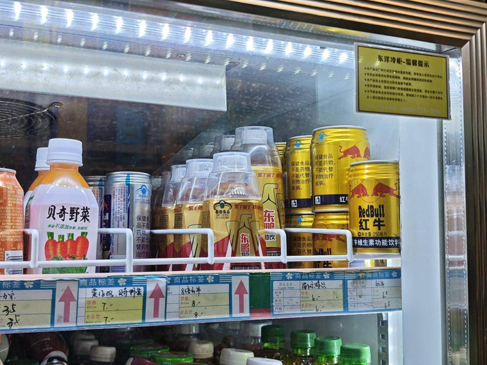 广州地区某小型便利店中售卖的红牛产品/《消费者报道》摄