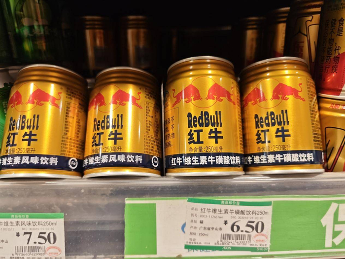 广州市某大型连锁商超销售的红牛产品/《消费者报道》摄