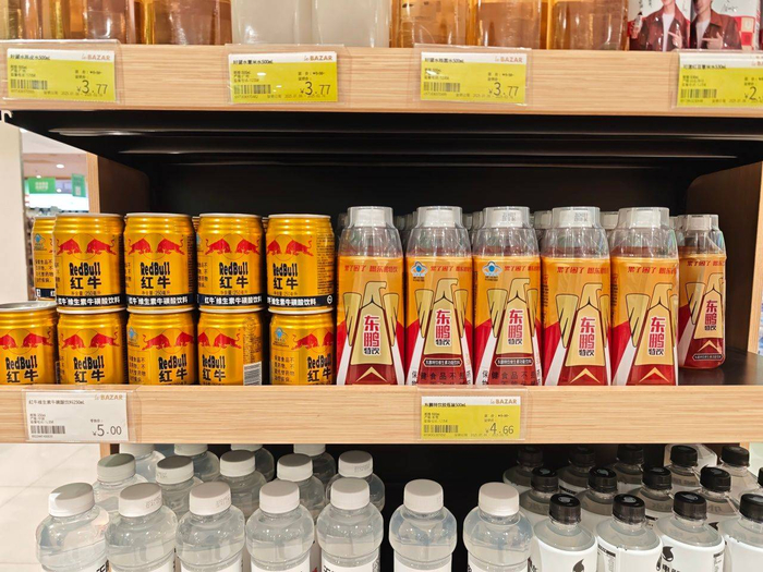 广州市某大型商超功能饮料货架陈列/《消费者报道》摄