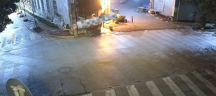 店主走到室外查看起火情况后又沿原路返回二楼。