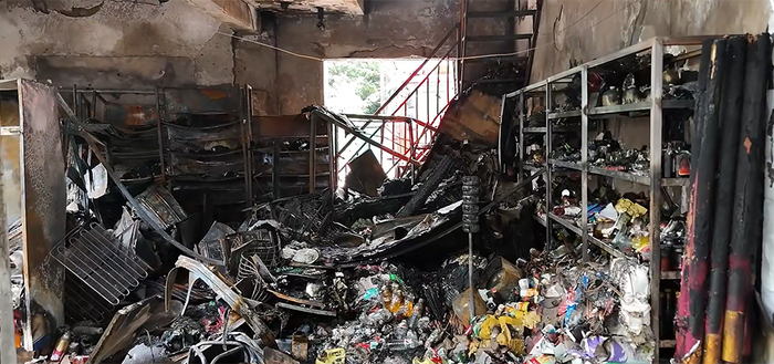 涉事商铺火灾后的场景。