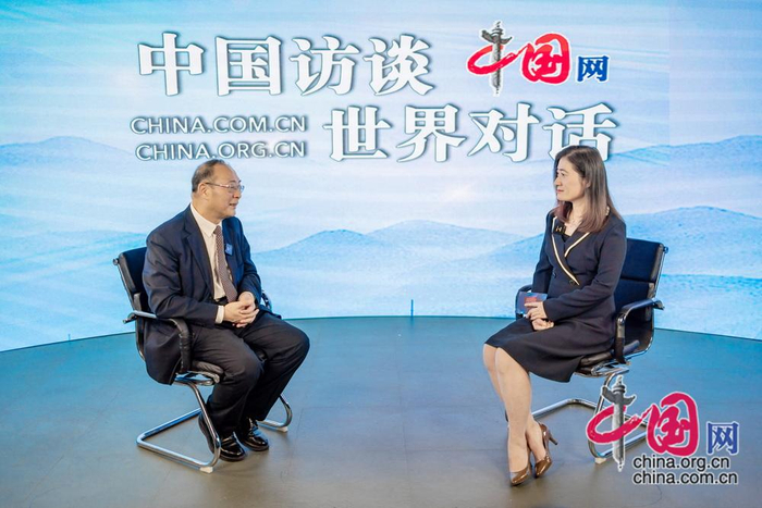 图为中国人民大学教授金灿荣做客中国网演播室  摄影/郑亮