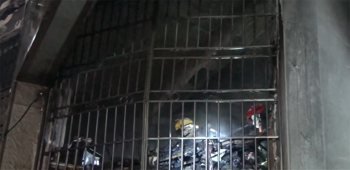 起火商铺所有窗户均加装了防盗窗。