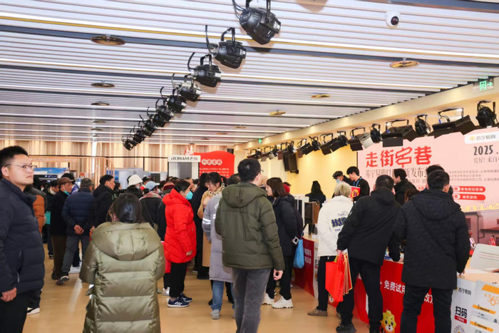 活动当天，苏宁易购工作人员在现场为居民讲解以旧换新优惠策略。