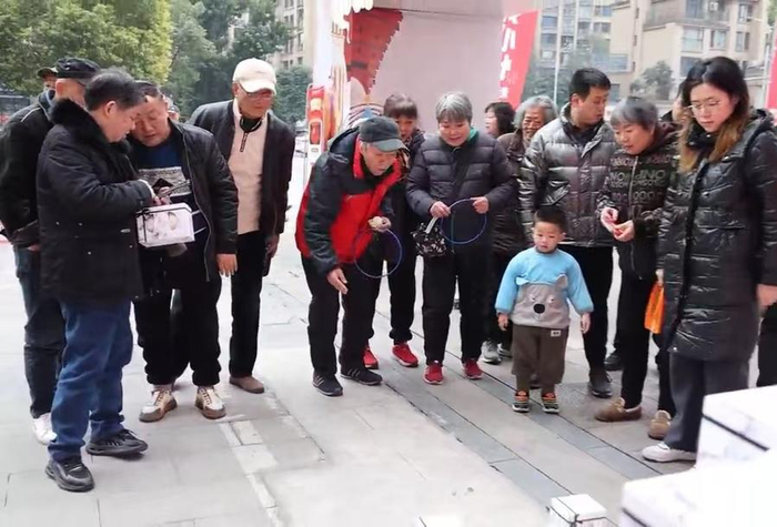 现场还准备了一些有趣的活动，与社区居民互动交流。