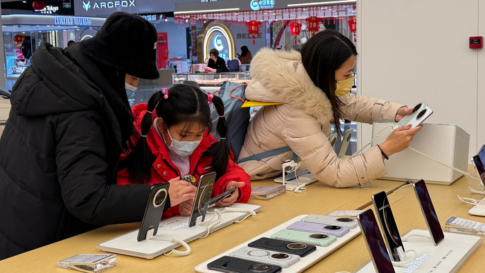 某手机品牌门店内消费者参与“国补”政策选购新机。（央广网记者牛谷月/摄）