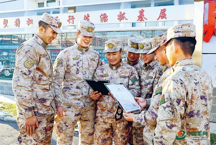 实用新型专利证书邮寄到连队，陆军某团地雷爆破连官兵分享喜悦。纪忠来摄