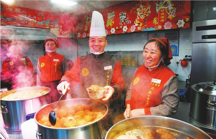         1月23日，沈阳大东副食食品摊位的业主热情招待顾客。本报记者  万  重  摄