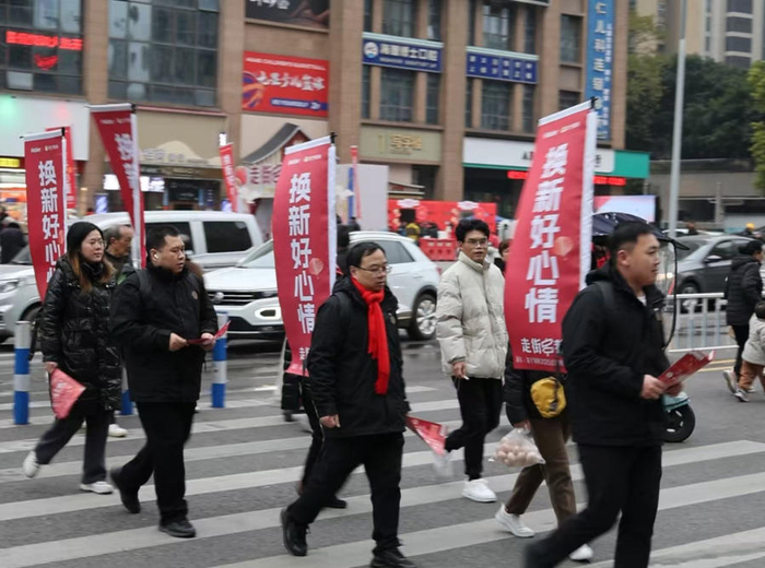 苏宁易购联合北京天通苑社区招募了一批热心阿姨和苏宁易购工作人员一起，组成家电换新宣传队。