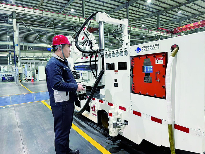     中国煤科重庆研究院钻探分院研发的“智钻先锋”机器人 陈军 摄