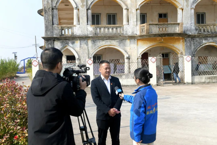 龙门港镇党委书记邓享流接受记者采访。