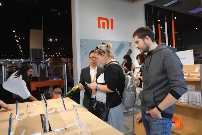 图：国外消费者在选购小米产品