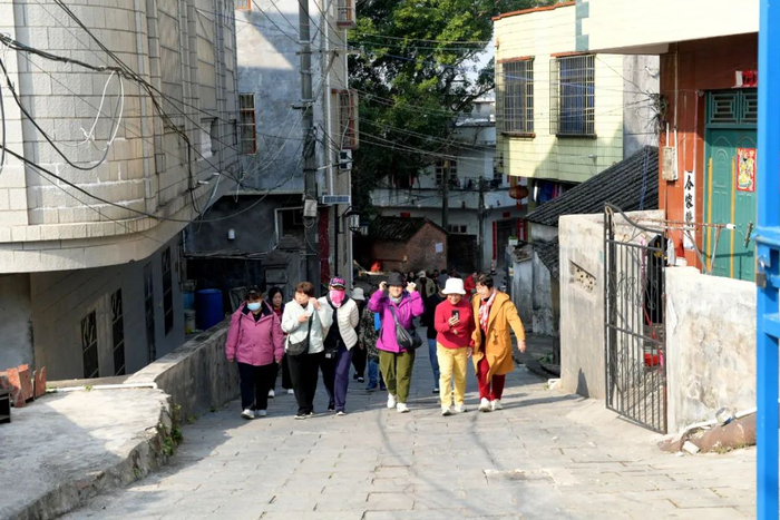 龙门港镇迎来了旅游热潮。