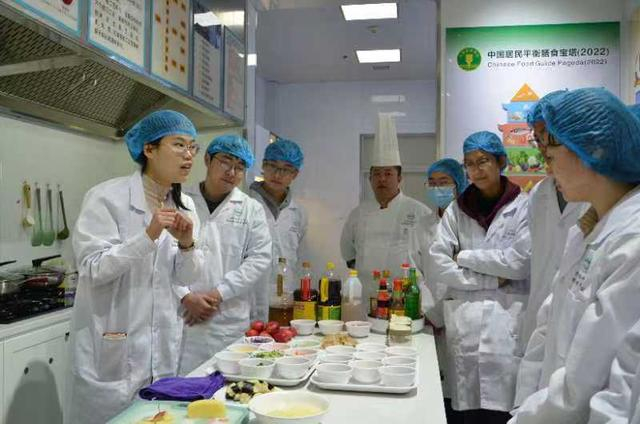 吉林农业大学家政学专业学生正在上课学习相关技能。受访者供图