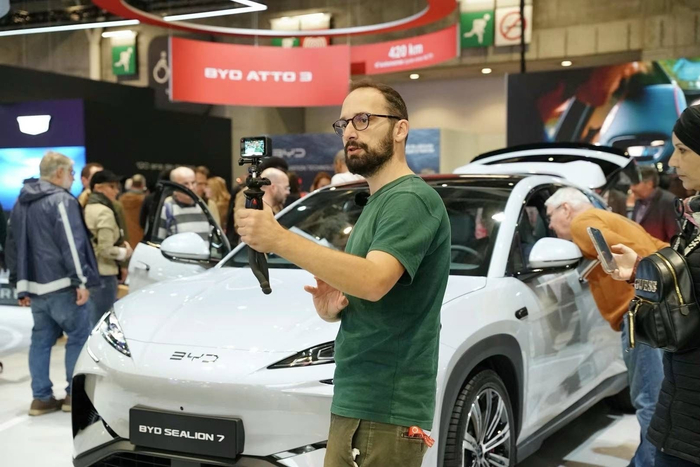 图：2024巴黎车展上的比亚迪展台