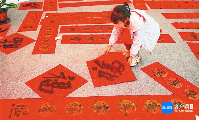 　　海南省博物馆开展公益写春联活动，为市民送去美好的祝愿。海南日报全媒体记者 张茂 摄